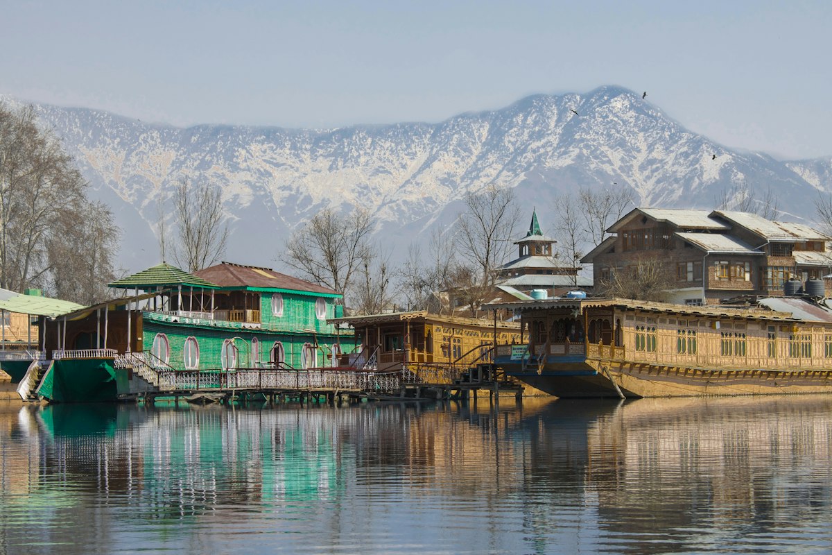 Kashmir - Snowy mountains · Dal Lake